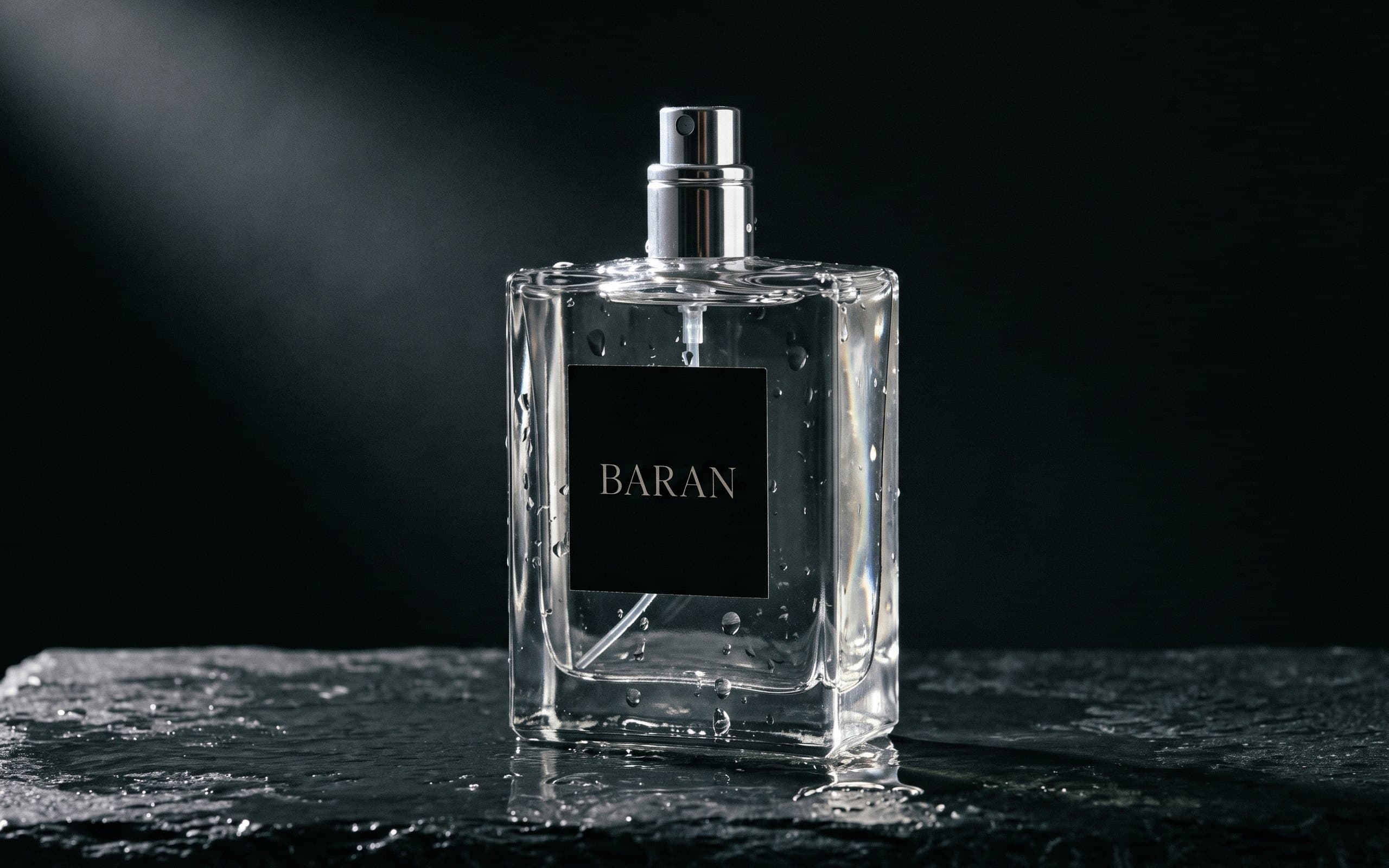 شیشه‌ی عطر خالص باران بر زمینه‌ای تیره